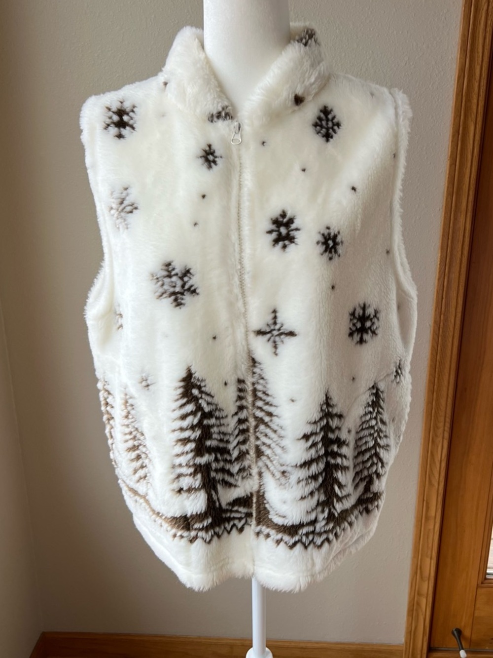 VTG Cobblestone Canyon Vest Large Winter Trees Off White Fleece Faux Fur Nature